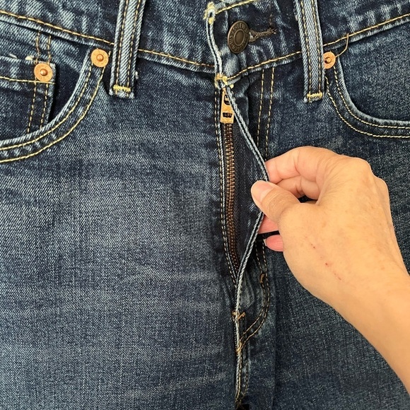 Levi's 505 Mens Size 34x32 Medium Wash Jeans Denim 5 Pocket Iconic - Picture 3 of 11